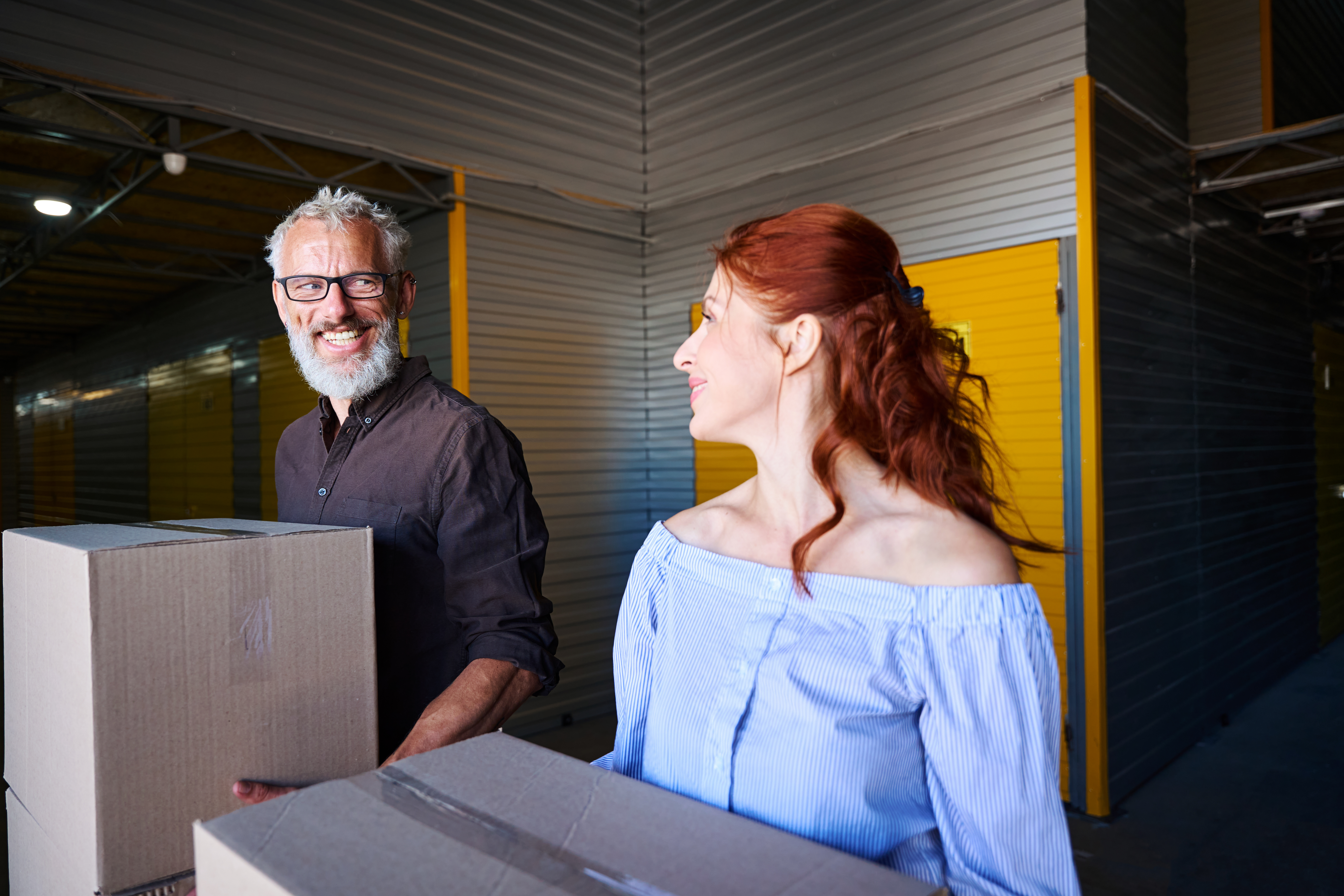 Couple moving boxes into a storage unit while choosing the right storage unit size in Elizabethtown, KY. Couple moving boxes into a storage unit while choosing the right storage unit size in Elizabethtown, KY.