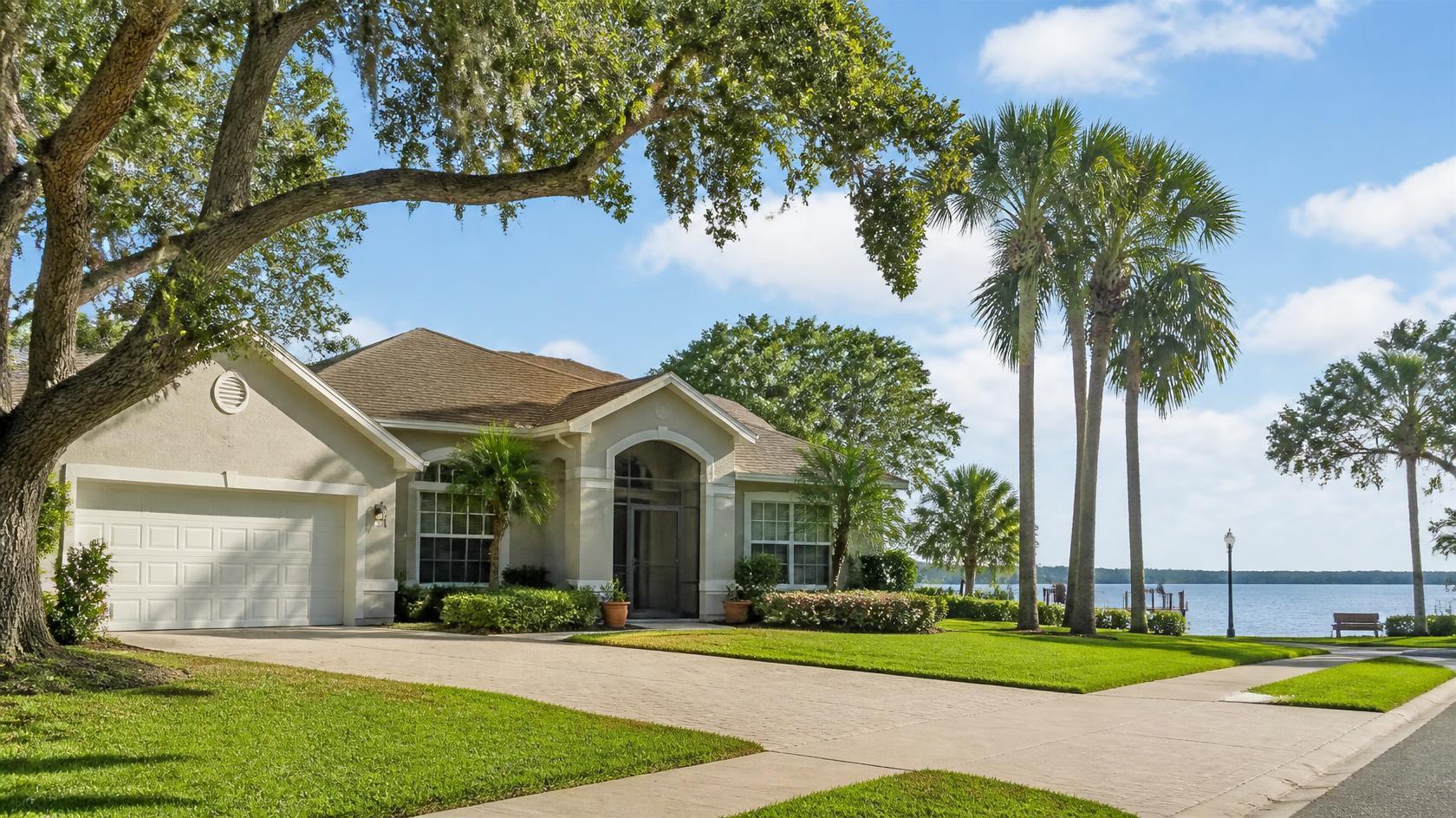 Living in Sebring, FL near a waterfront home with palm trees Living in Sebring, FL near a waterfront home with palm trees