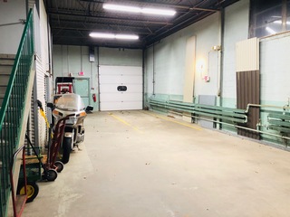 Indoor vehicle loading and unloading area